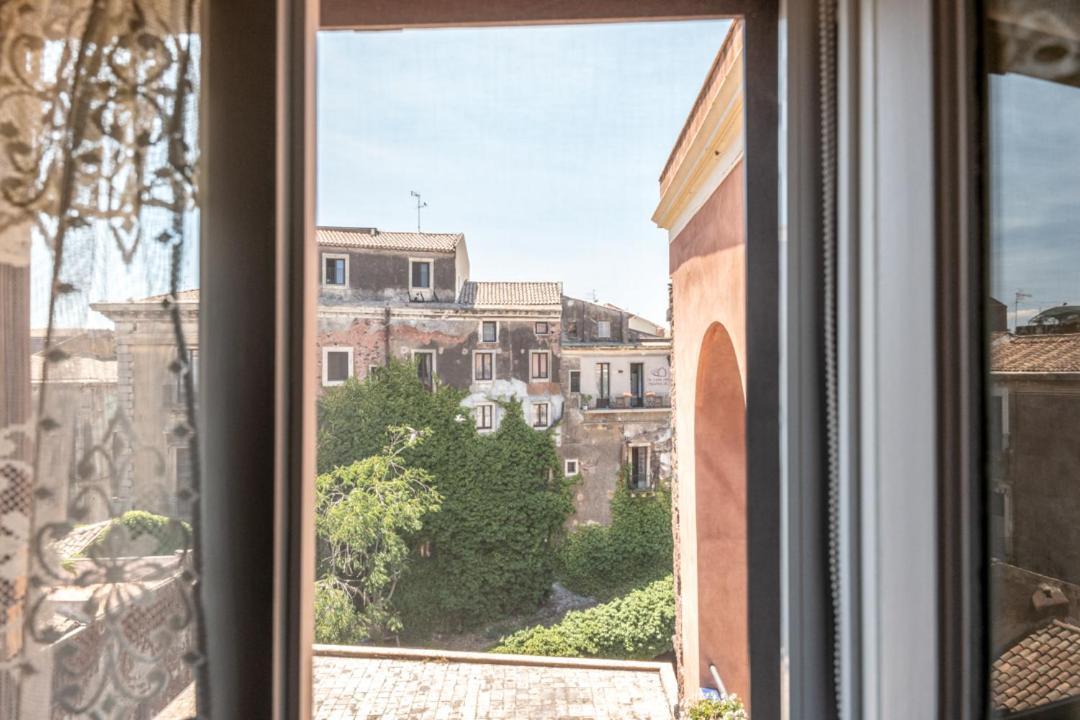 Апартаменты Finestre Sul Teatro - Catania - Parking Included Экстерьер фото